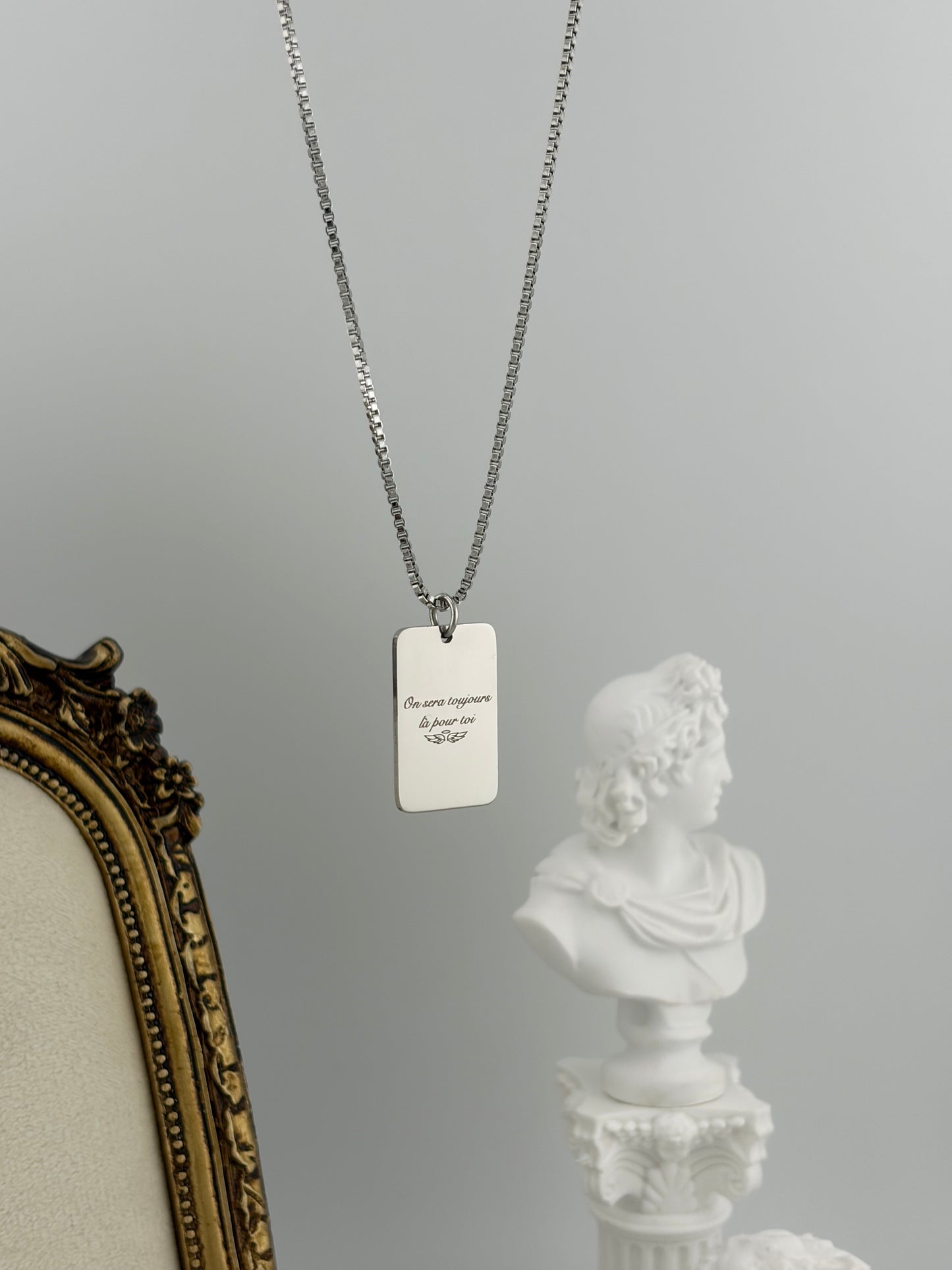 Customizable rectangular chain photo and text