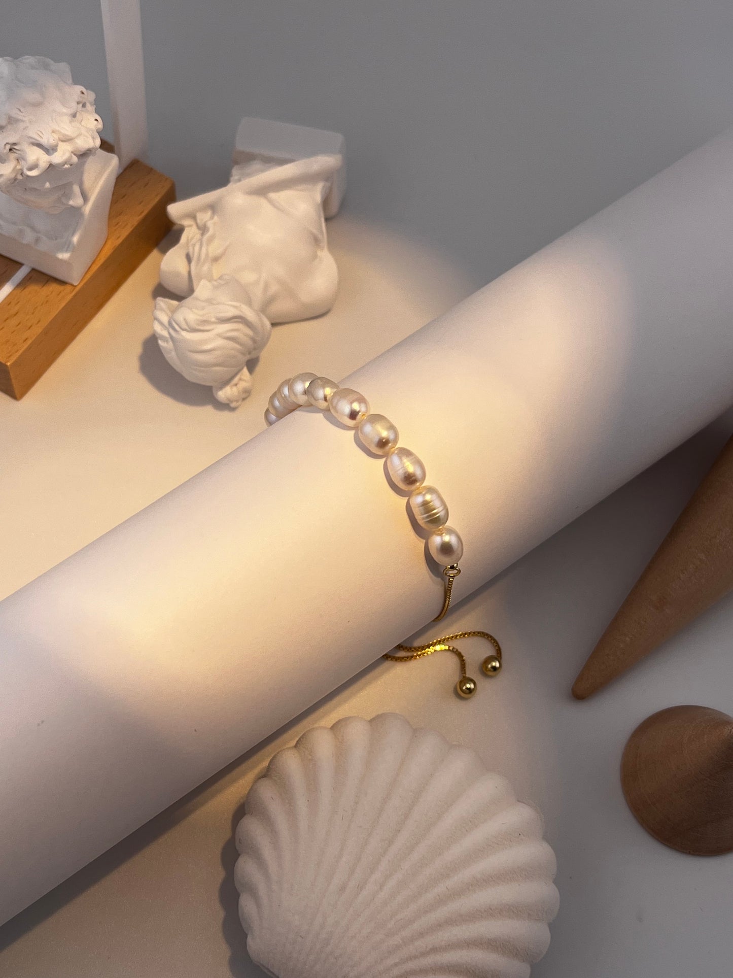 Crescent-shaped pearl bracelets with real pearls and Gold Vermeil chain