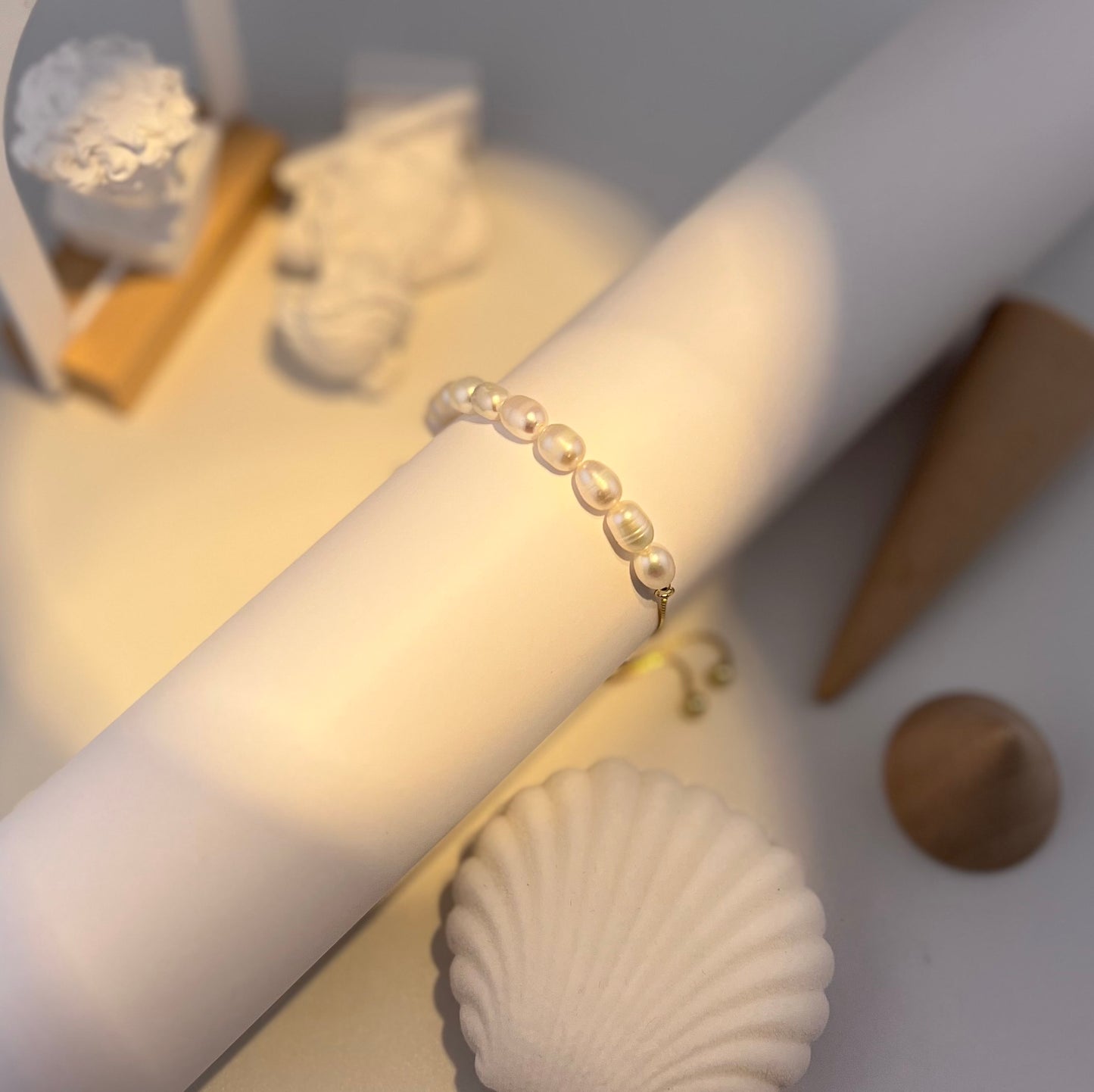 Crescent-shaped pearl bracelets with real pearls and Gold Vermeil chain