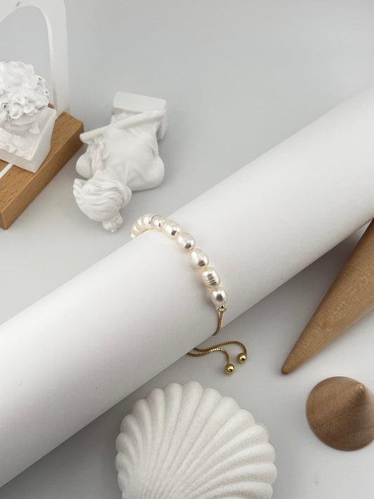 Crescent-shaped pearl bracelets with real pearls and Gold Vermeil chain